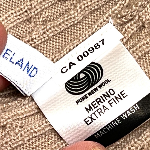 Castle of Ireland Irish Merino Wool Cable Knit V Neck Sweater M Tan Quiet Luxury - Picture 8 of 11